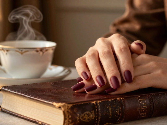 Какой цвет ногтей в тренде 2024: главные оттенки осени и зимы